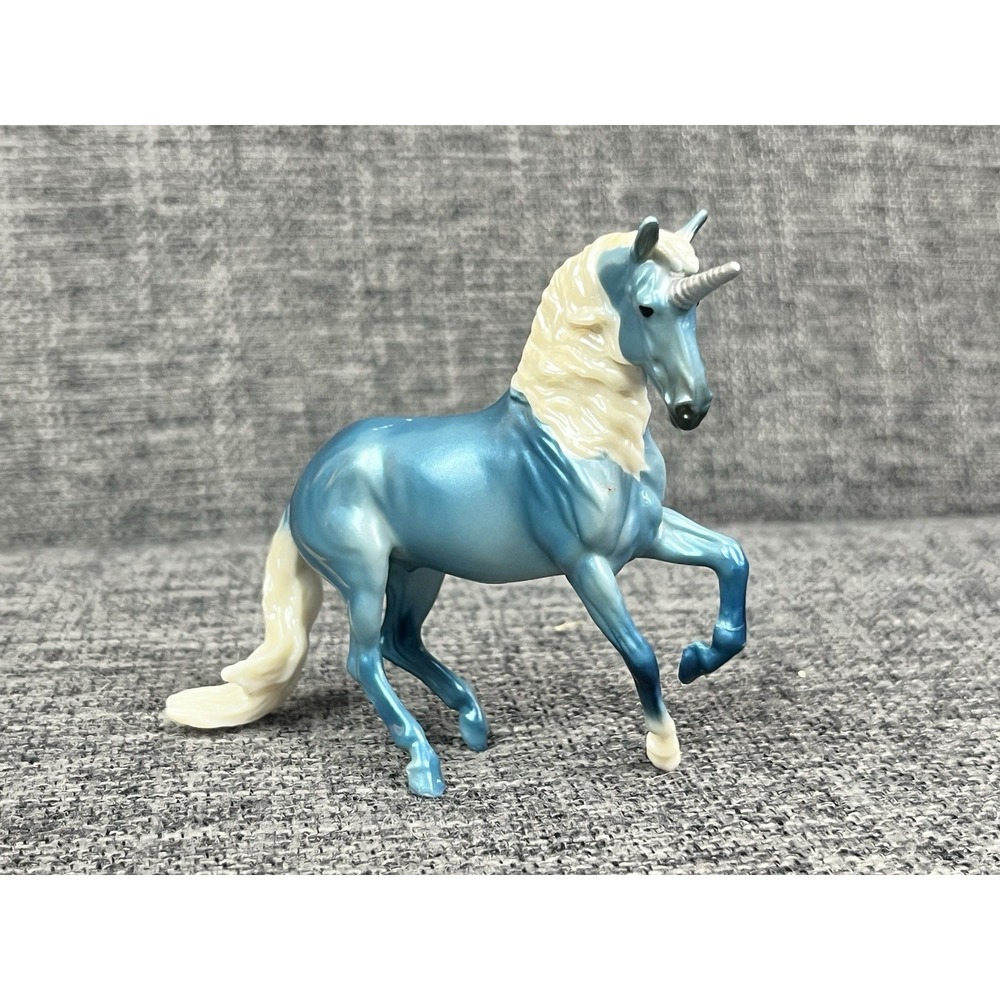 Breyer Blue White Alborozo Mystery Unicorn Foal Surprise Stablemates 2020